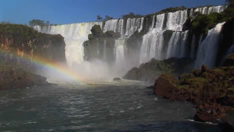 una hermosa toma amplia de las cataratas del iguazú con un arco iris en primer plano 1