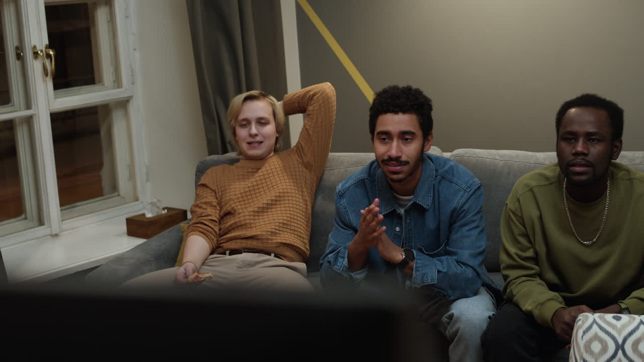 reunião de amigos do sexo masculino num apartamento