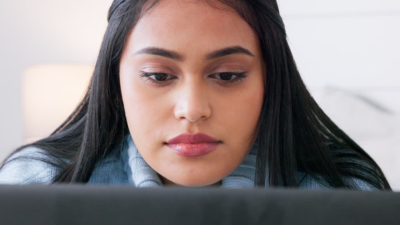 mujer joven, estudiante y portátil leyendo notas