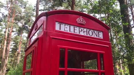 Una-Cabina-Telefónica-Británica-Roja-Tradicional-En-Medio-De-Un-Bosque-|-Cumbria,-Escocia-|-Alta-Definición-A-30-Fps