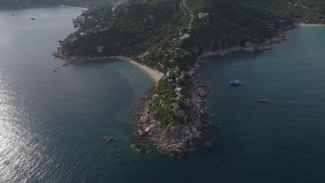 vista aérea de una isla tropical con una playa y aguas azules claras