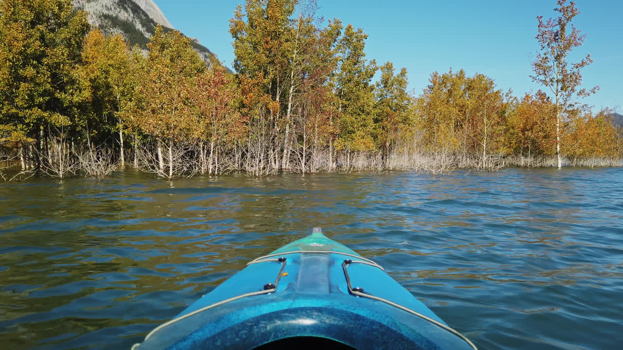 proa de un barco de vela en kayak durante el otoño en el lago abraham en alberta, canadá