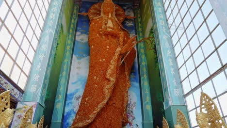 Estatua-De-La-Dama-Buda-Hecha-De-Flores-De-Paja-En-La-Pagoda-Linh-Phuoc-En-Da-Lat,-Vietnam