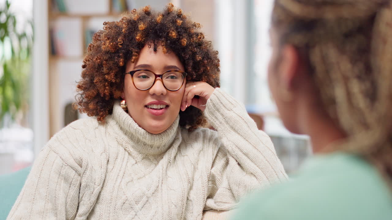 felices, mujeres y amigos en el sofá