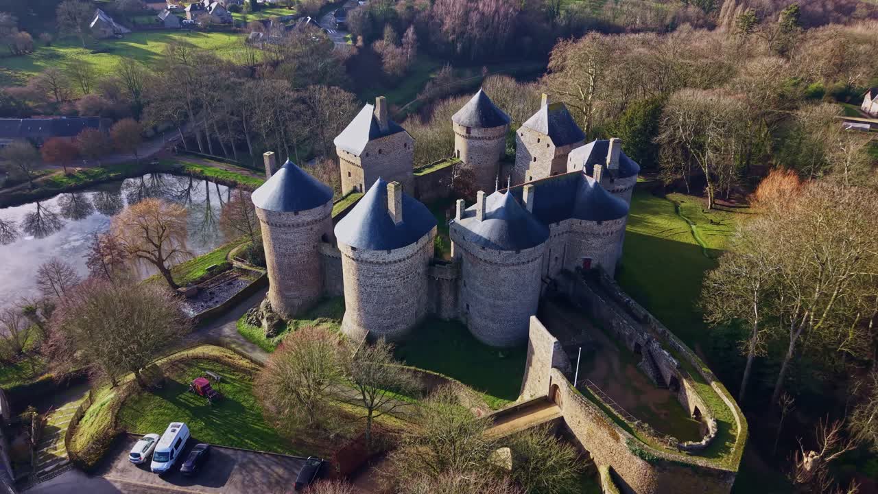 Château médiéval de Lassay-les-Châteaux, montrant ses huit tours, ses douves et le paysage environnant en France. Approche aérienne.