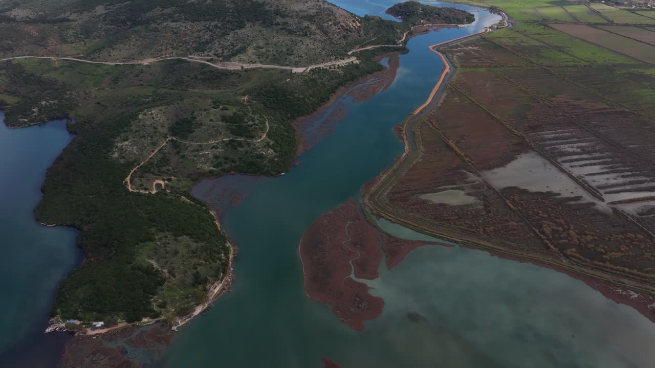 Riprese con drone di acque tranquille che riflettono il cielo sul Lago di Butrinto