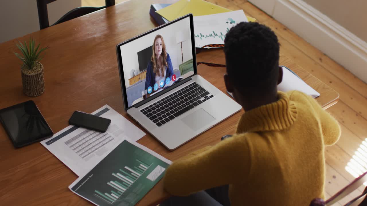 Animation af 6g-tekstbanner over afrikansk-amerikansk kvinde, der videoopkalder på bærbar computer derhjemme