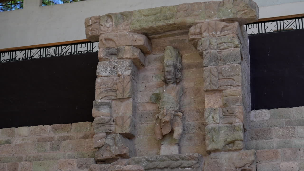 pirámide maya antigua con un dios representado en ella