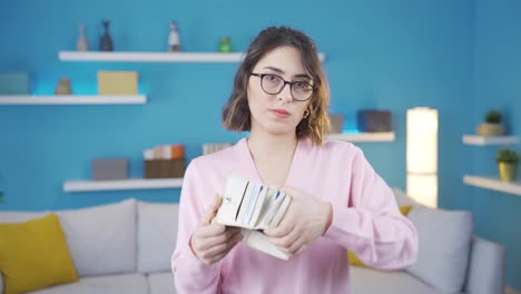 al no tener dinero, la joven está frustrada.
