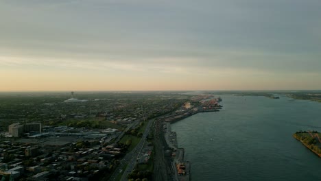 imágenes cinematográficas de drones urbanos de 4k de una vista aérea del centro de montreal, quebec durante una hermosa puesta de sol desde el puente jacques cartier junto al río