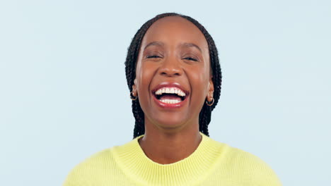 Gesicht,-Glückliche-Schwarze-Frau-Und-Lachen-Im-Studio