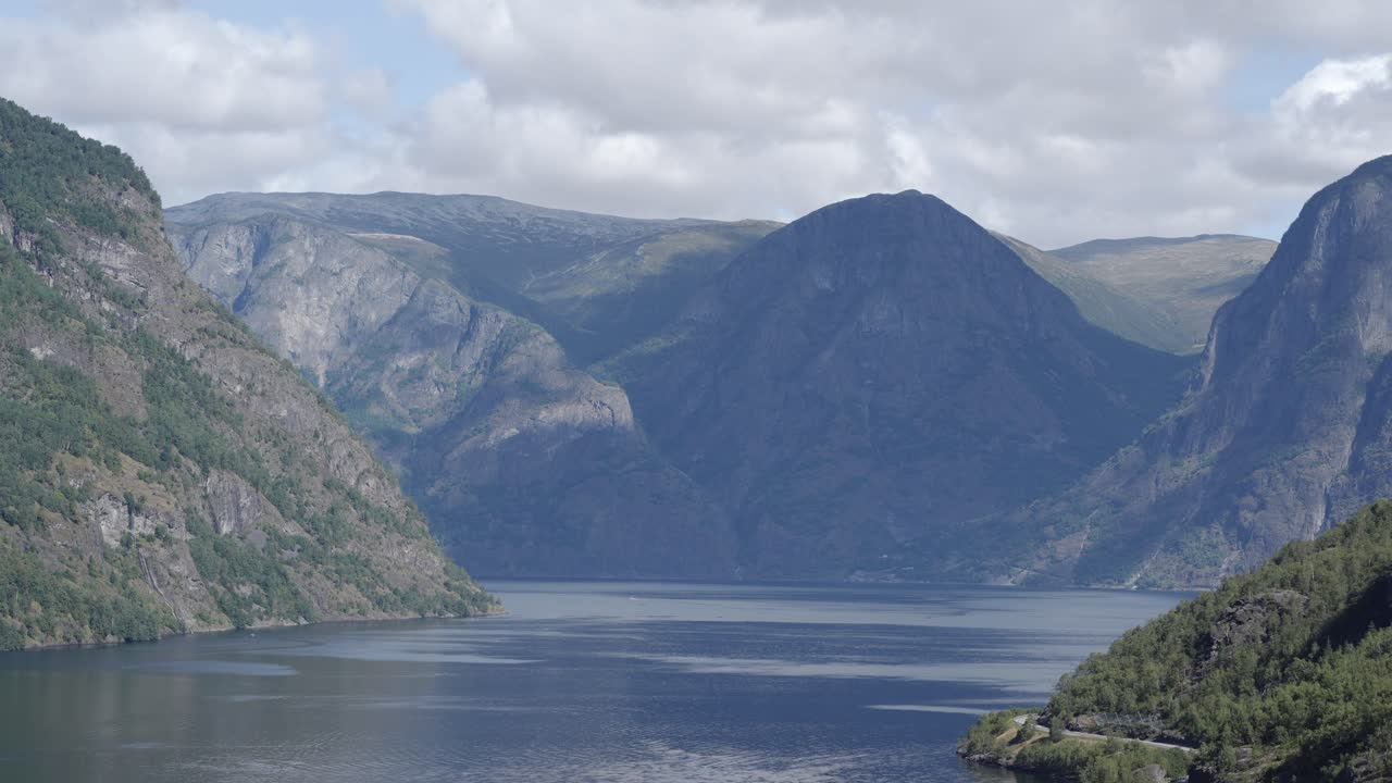 Batı Norveç'teki Aurlandsfjord'un panoramik manzarası