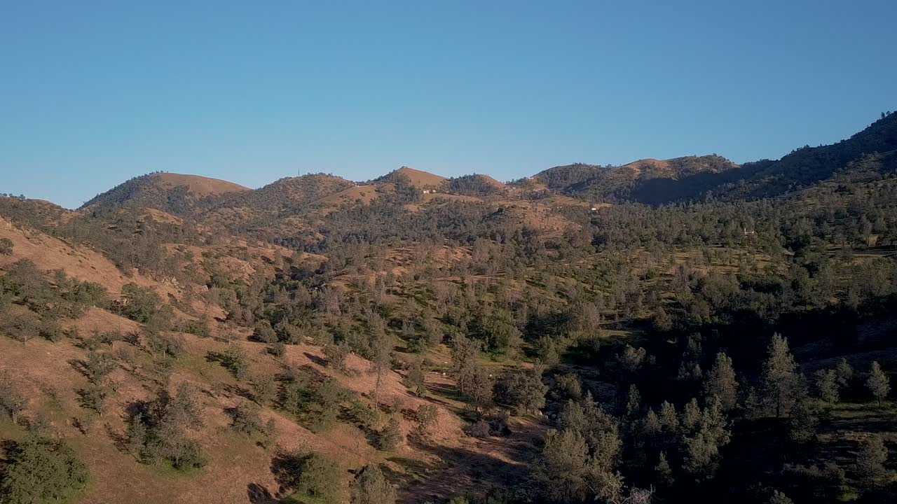 Ilmakuva Sierra Nevadan vuoristosta Tehachapissa, Kaliforniassa, kultaisen tunnin aikaan