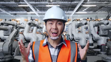 ingeniero en una fábrica con robots