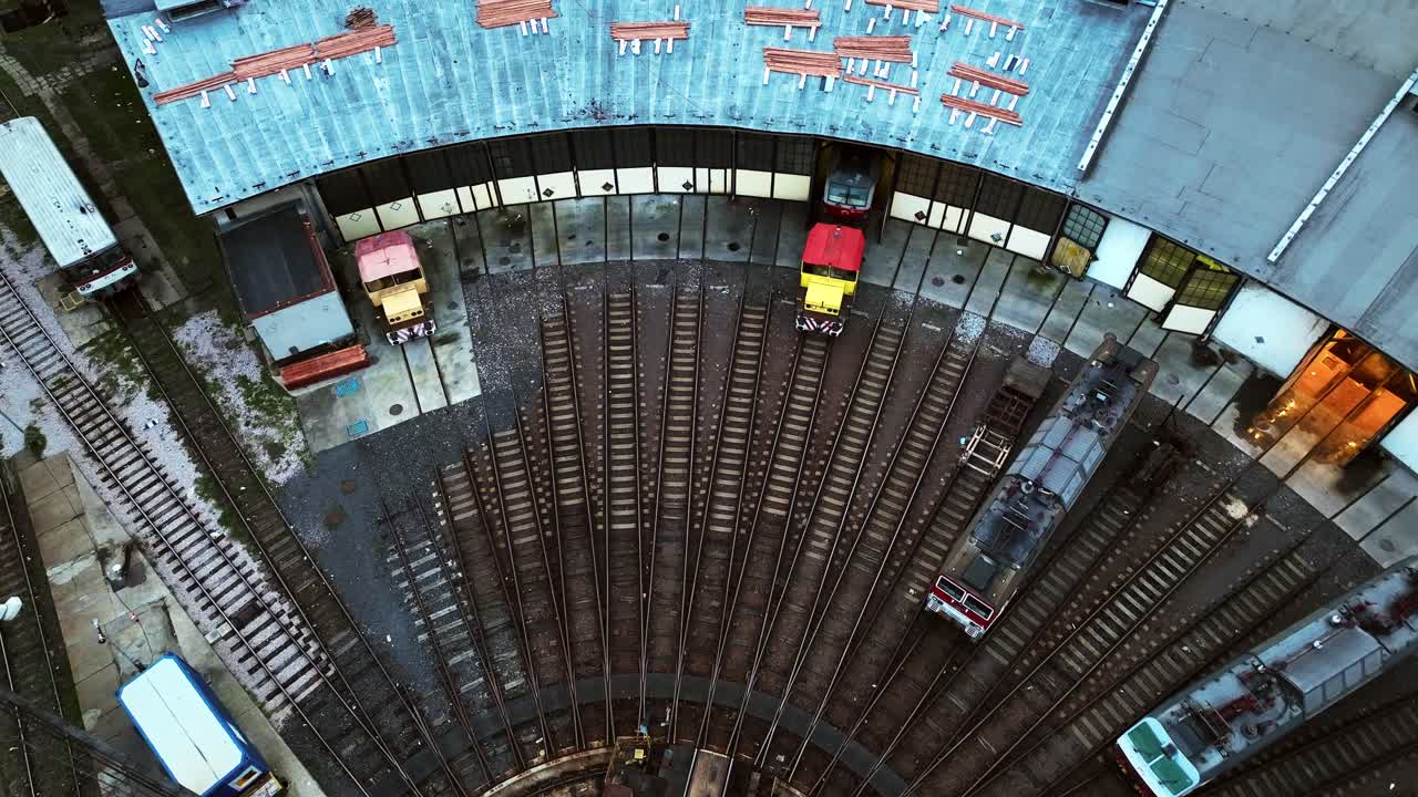 la locomotora amarilla deja el depósito