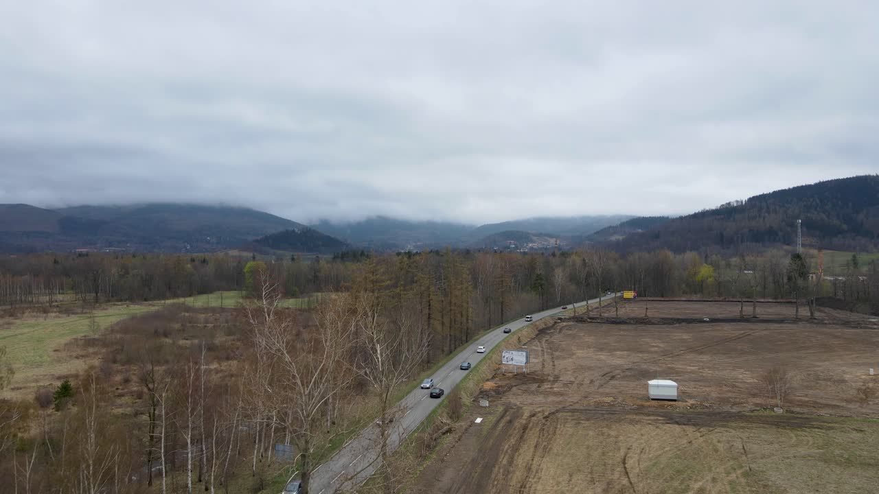 바쁜 도로가 있는 산의 늦은 가을 풍경