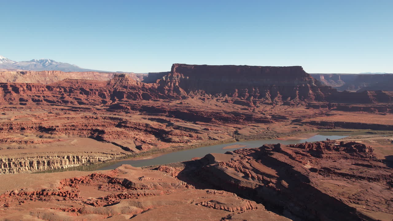 Fiume Colorado e scenografiche formazioni rocciose del deserto dello Utah, USA, veduta aerea con drone.