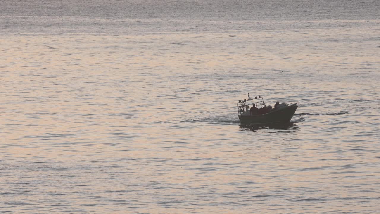 일찍 바다에 있는 어선의 실루엣