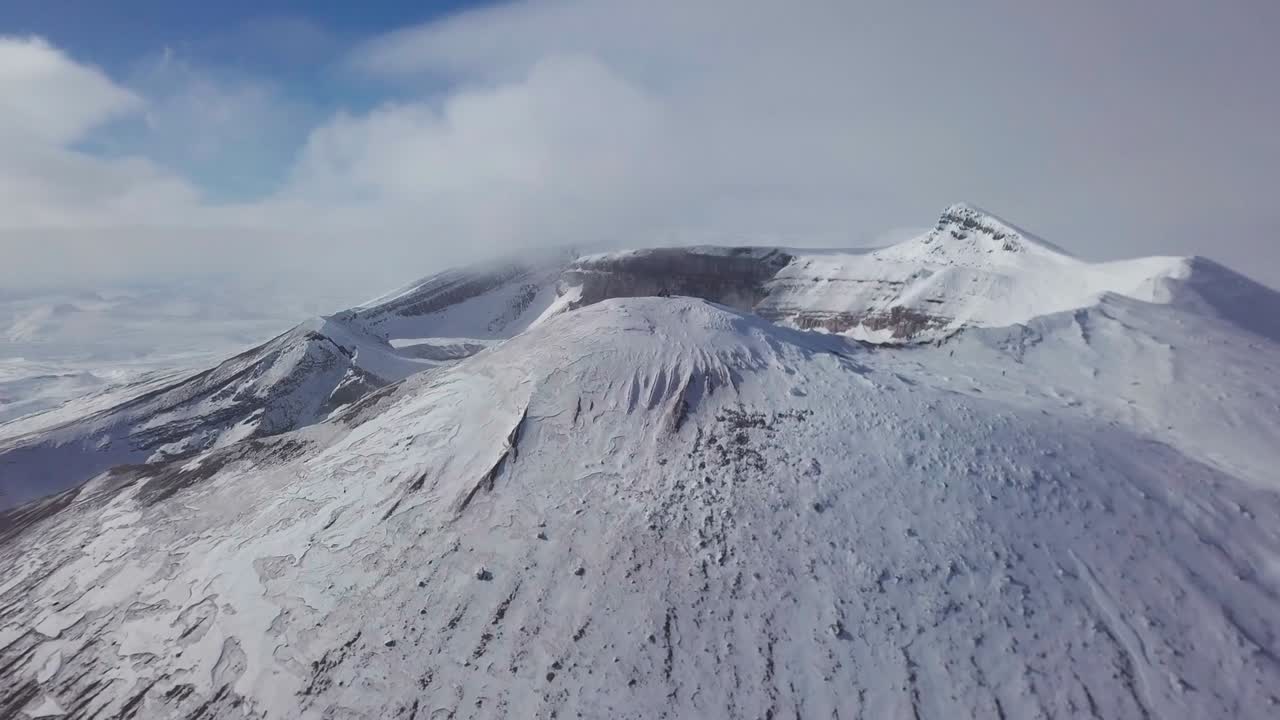 화산 분화구에서 드론으로 촬영된 영상