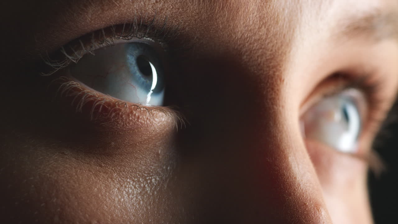 ojos, visión y mujer con rostro pensante