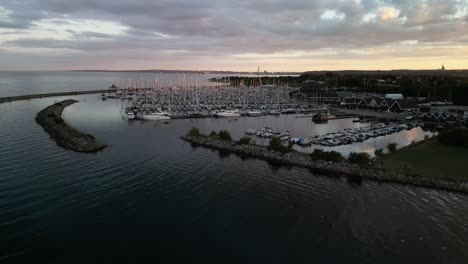 antena del puerto de egå al atardecer, dinamarca