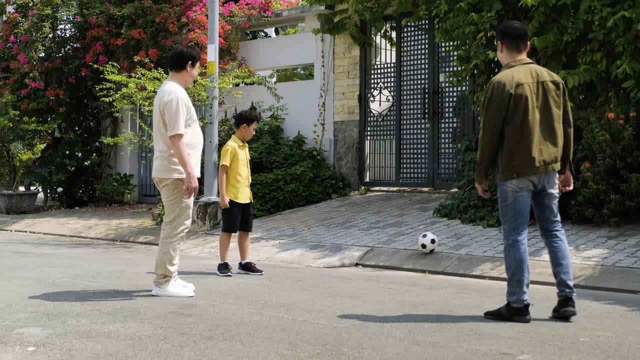 아시아 남자 들 과 소년 들 이 야외 에서 재미 를 느끼고 있다