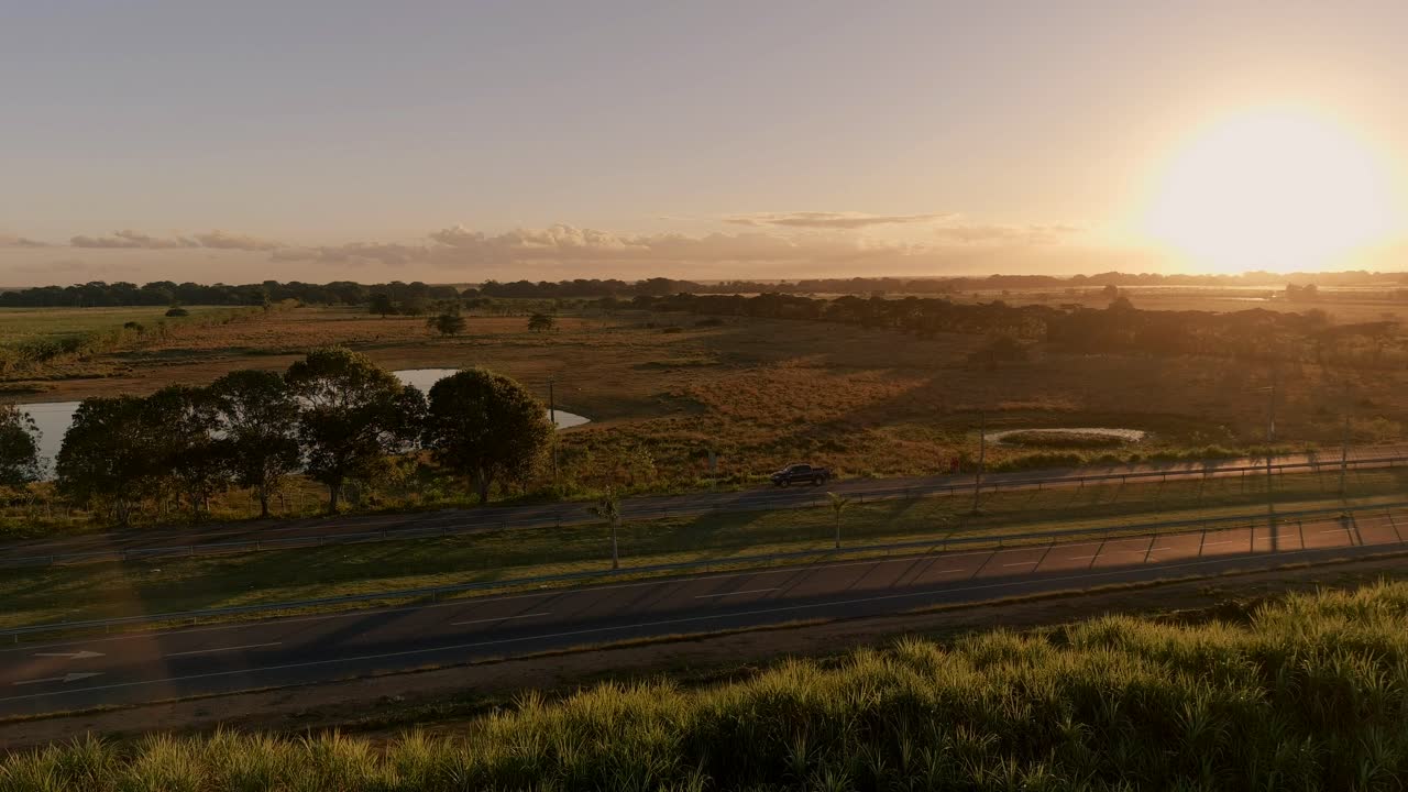 campo alrededor de la laguna de altagracia al amanecer, higuey en república dominicana