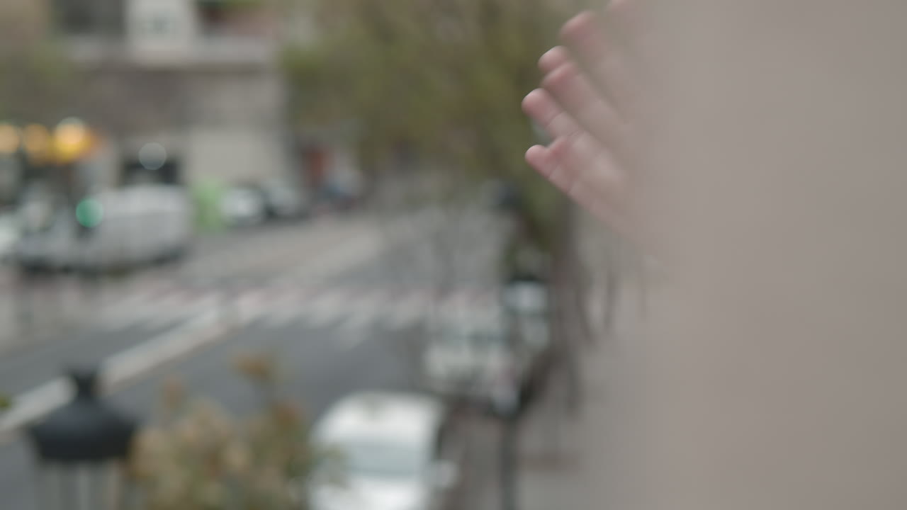 코로나19 격리 기간 동안 의사들에게 박수갈채