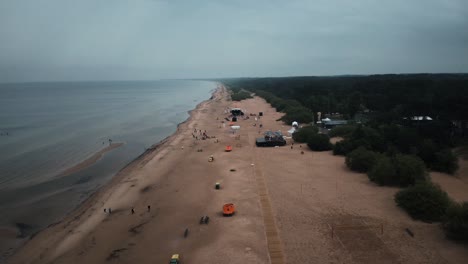 Luftaufnahme-Des-Ostseestrandes,-Vecāķi-Bei-Sonnenuntergang