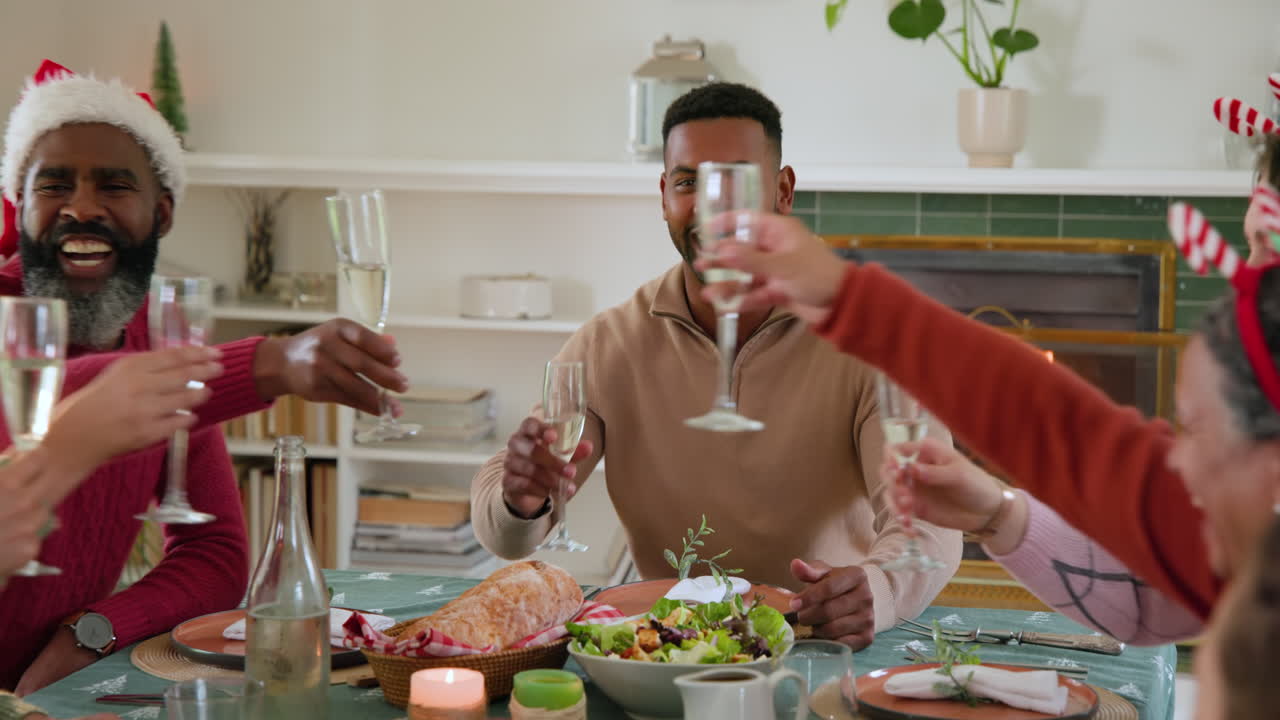 Trinquant au champagne, une famille diverse célébrant Noël à une table de réveillon festive