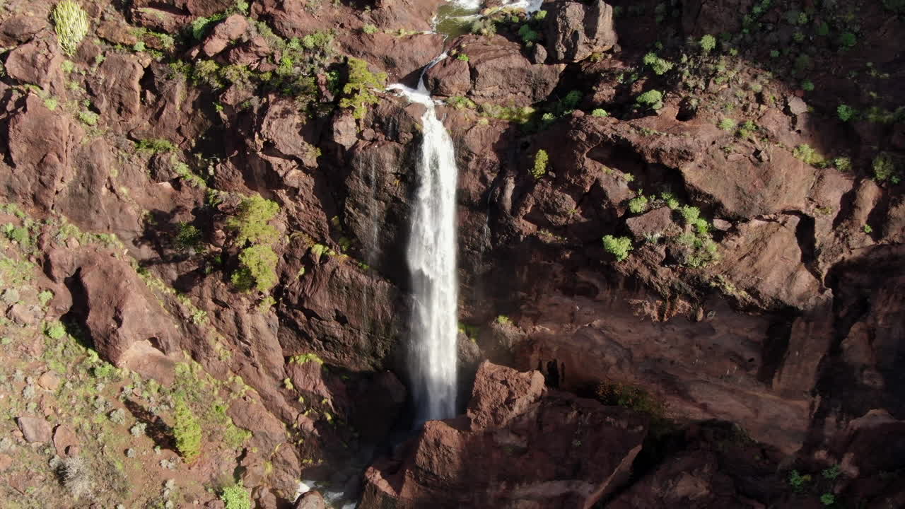 fantástica toma aérea alejándose de una hermosa cascada causada por las fuertes lluvias del ciclón hermine en la isla de gran canaria recientemente