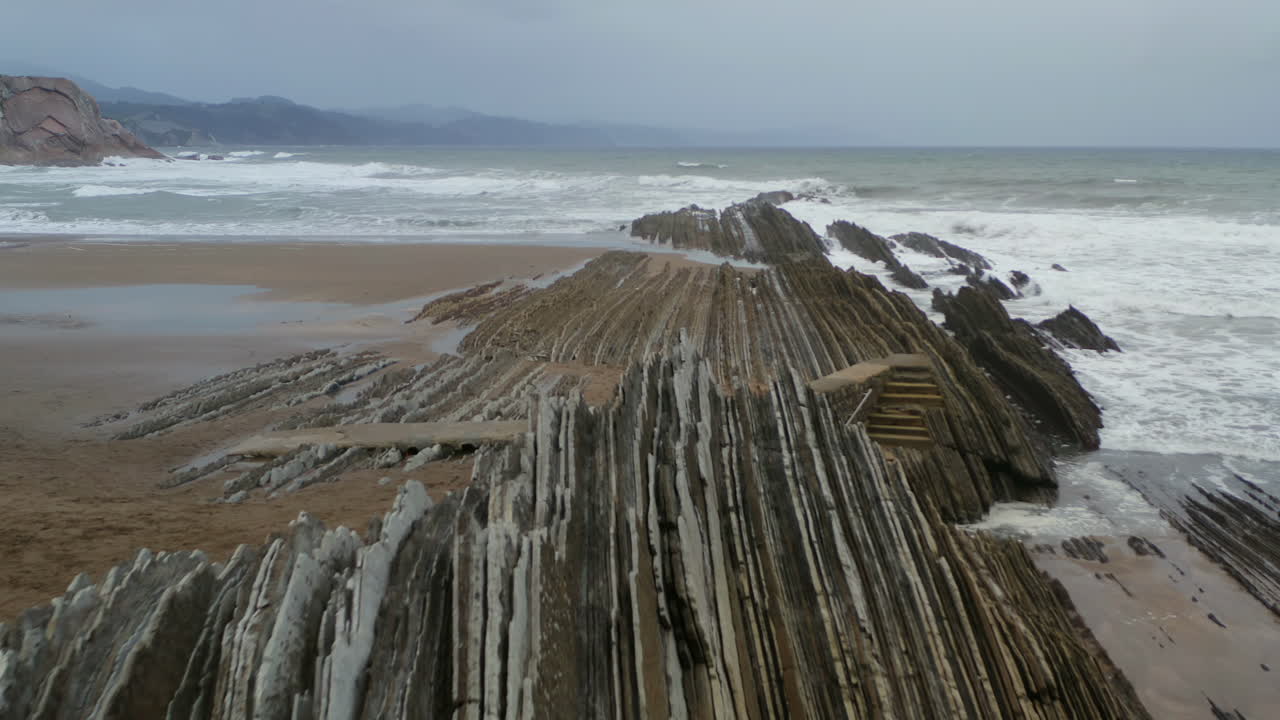 низкий доли над острыми зубчатыми скалами на пляже ицурун зумайя испания
