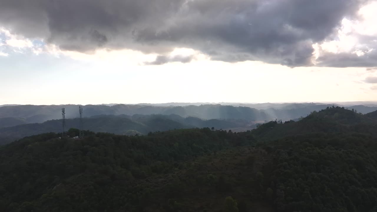 Estrada de Floresta Verde Exuberante em Meghalaya, Nordeste da Índia. Caminho Nebuloso na Selva através das Colinas Khasi, Meghalaya