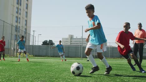 Niños-De-Fútbol-Jugando-En-Un-Día-Soleado