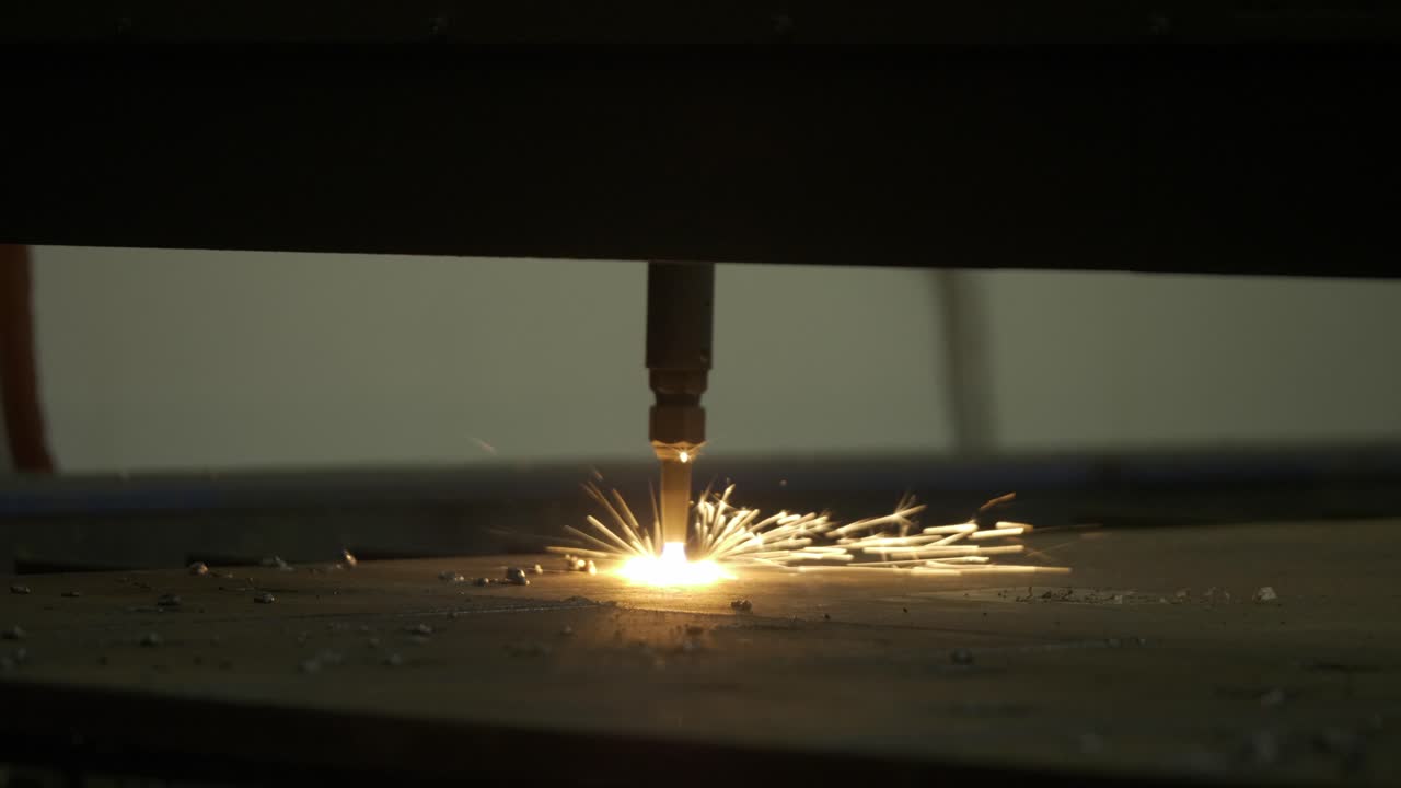 precisión láser en acción: ver una máquina blaster sin esfuerzo cortar a través de la chapa de metal en este vívido clip de imágenes de stock