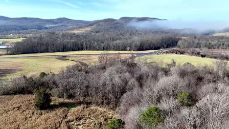 Antena-De-Campos-Agrícolas-En-Invierno-En-Las-Montañas-Con-Matorrales-Cerca-De-Wilkesboro-Y-North-Wilkesboro-NC,-Carolina-Del-Norte