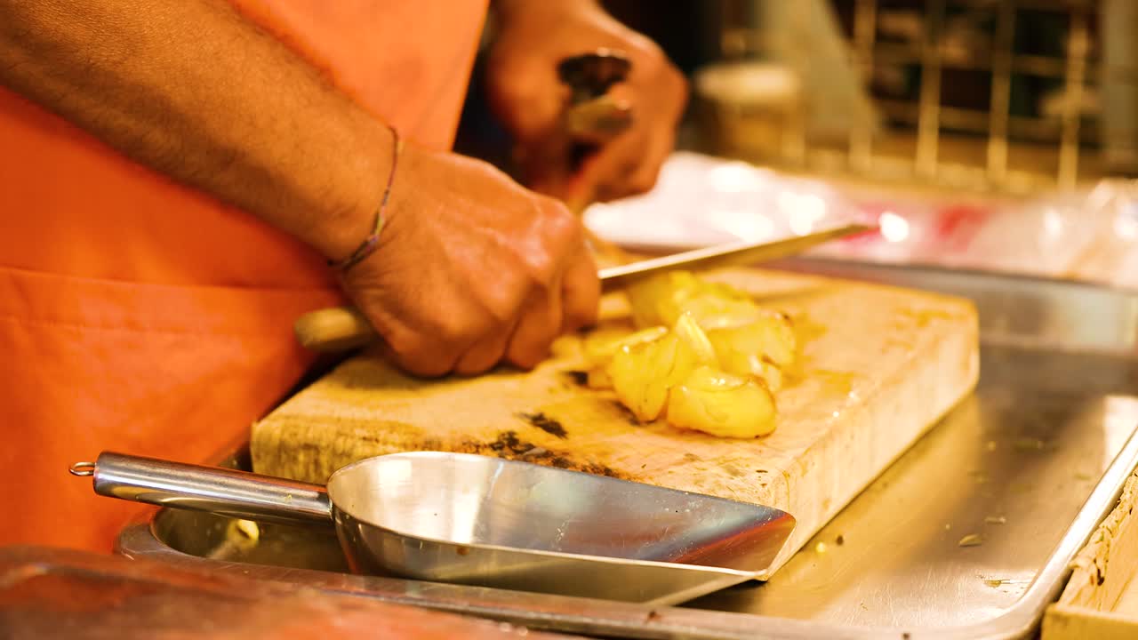 el chef prepara hábilmente calamares a la parrilla para servir
