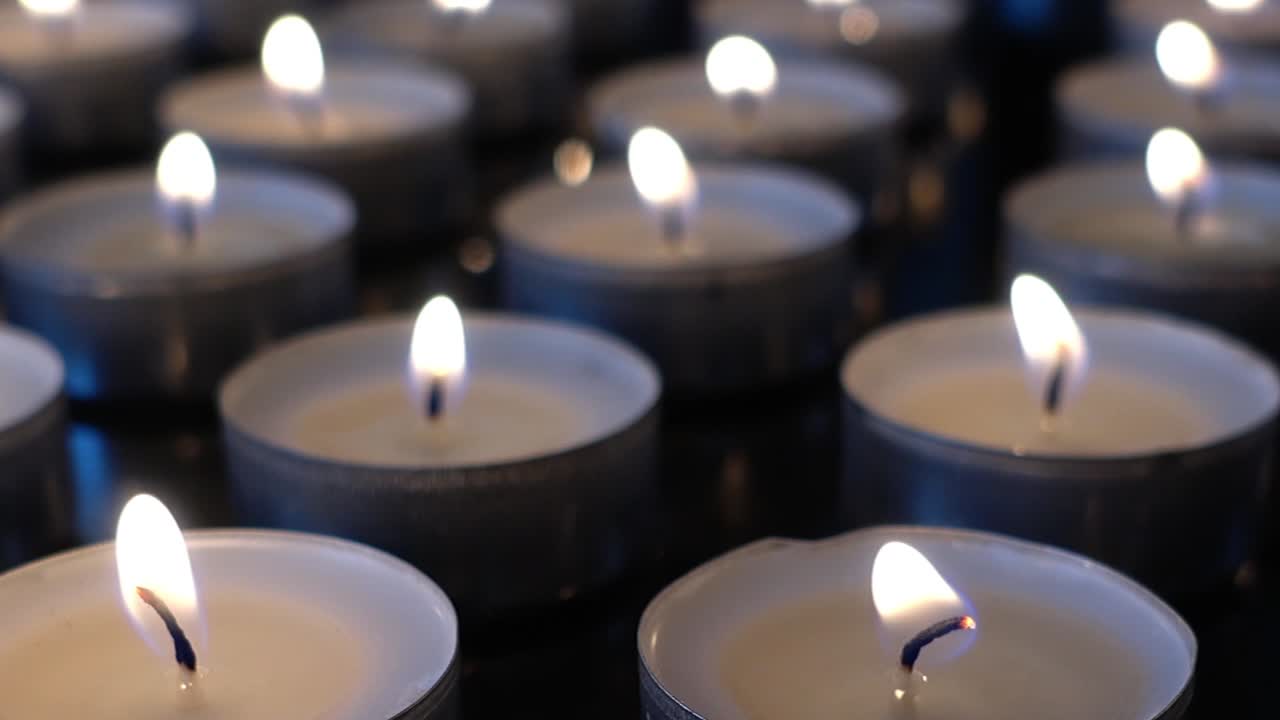 Candele su sfondo nero