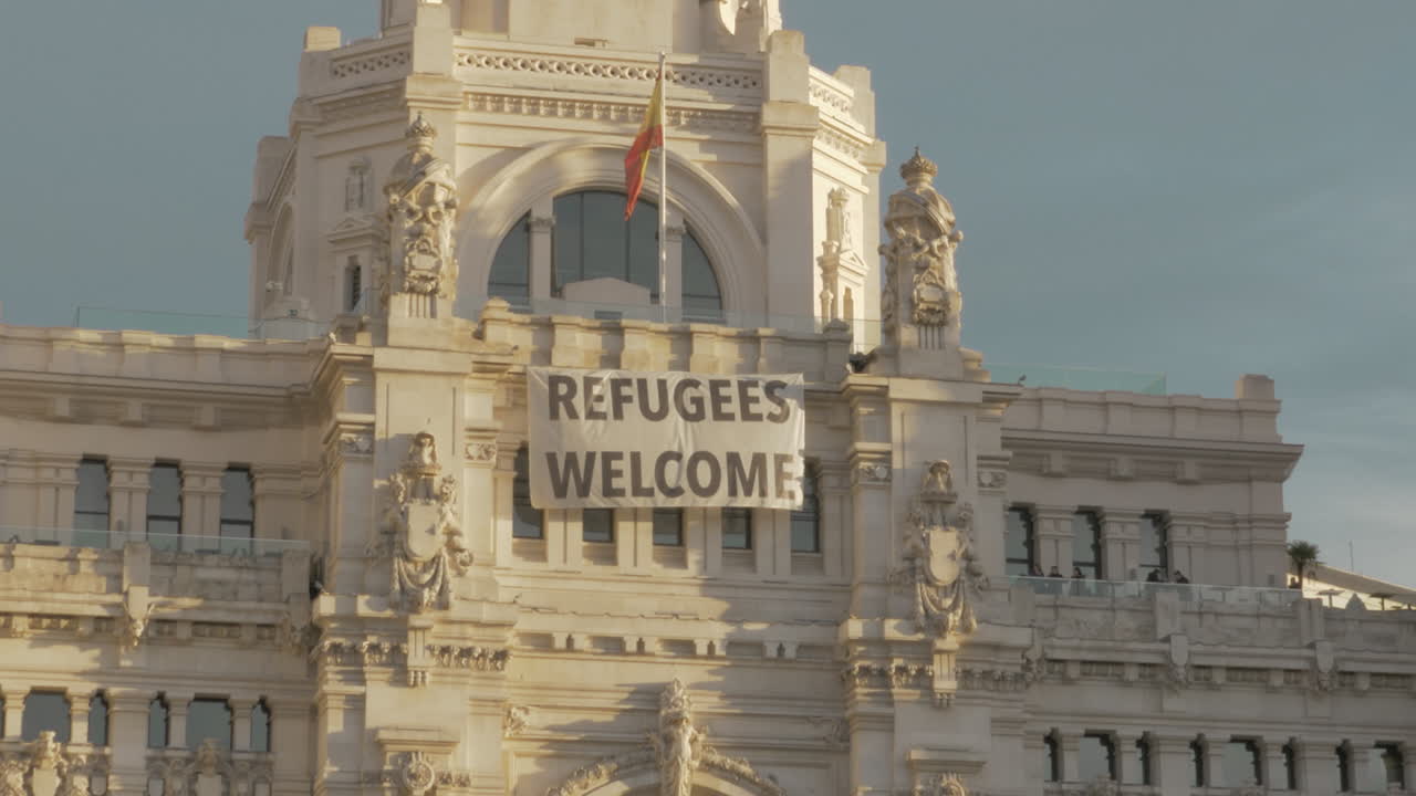 Palazzo Cibeles con striscione 'Rifugiati Benvenuti'