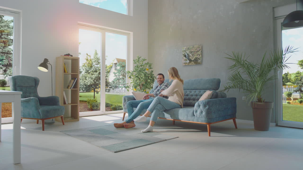 남편과 아내가 편안한 소파에서 안고