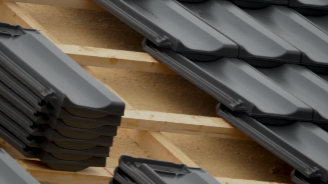 primer plano plano que muestra tejas negras durante el sitio de construcción