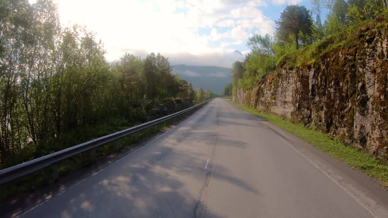 Punto di vista dal veicolo. Guidare un'auto su una strada in Norvegia