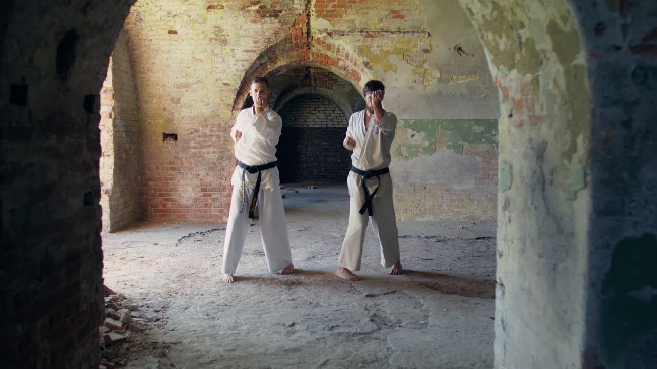 Pratica di karate in una fortezza abbandonata