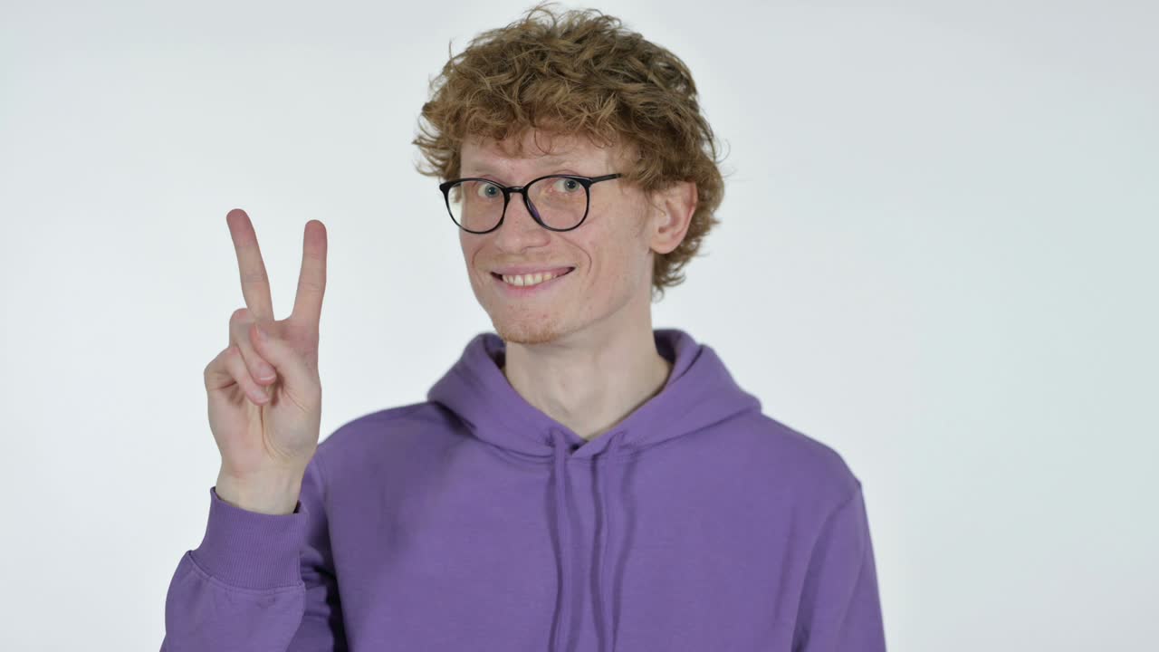 색 배경의 은 머리 젊은이의 승리의 표지판