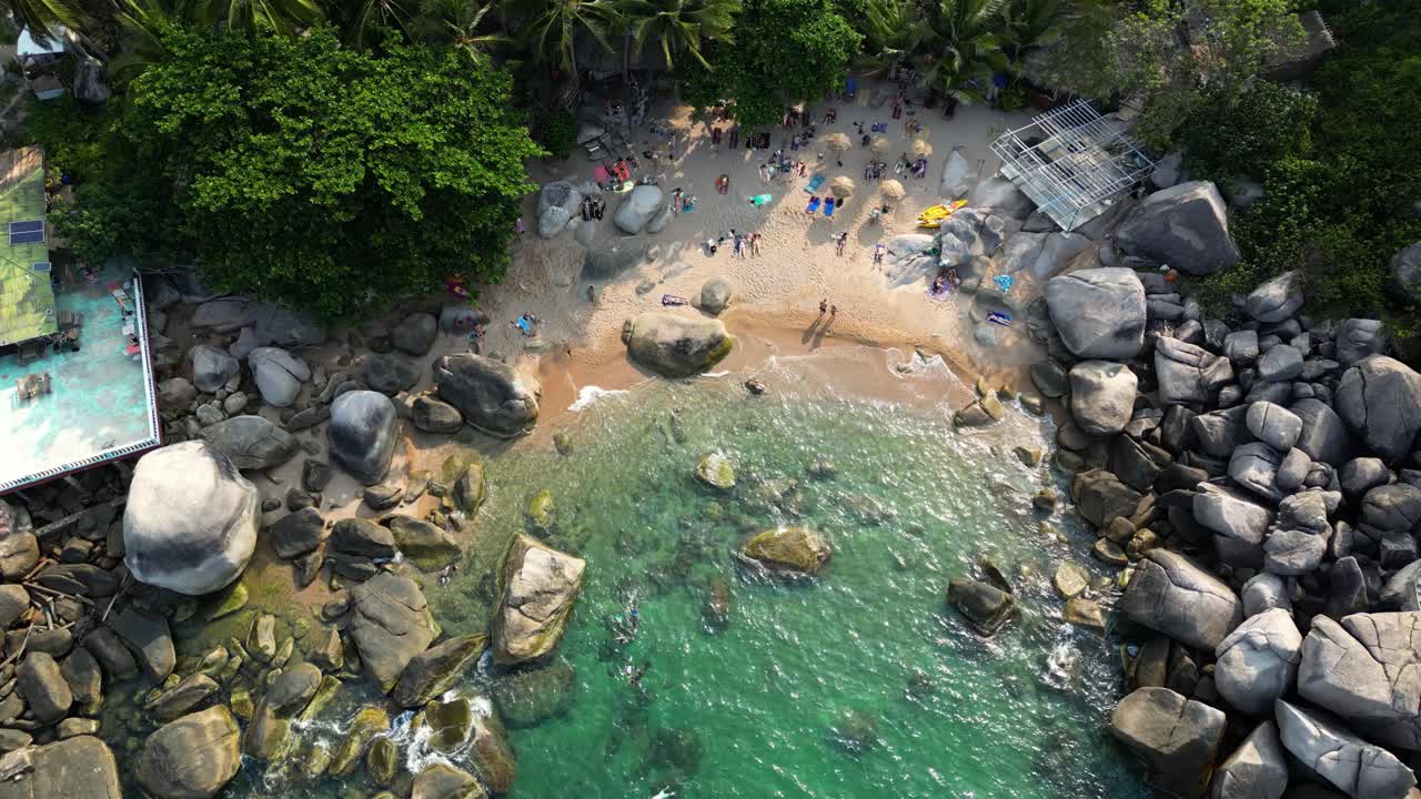 Incredibile spiaggia nascosta su un'isola tropicale, sull'isola di Koh Tao in Thailandia
