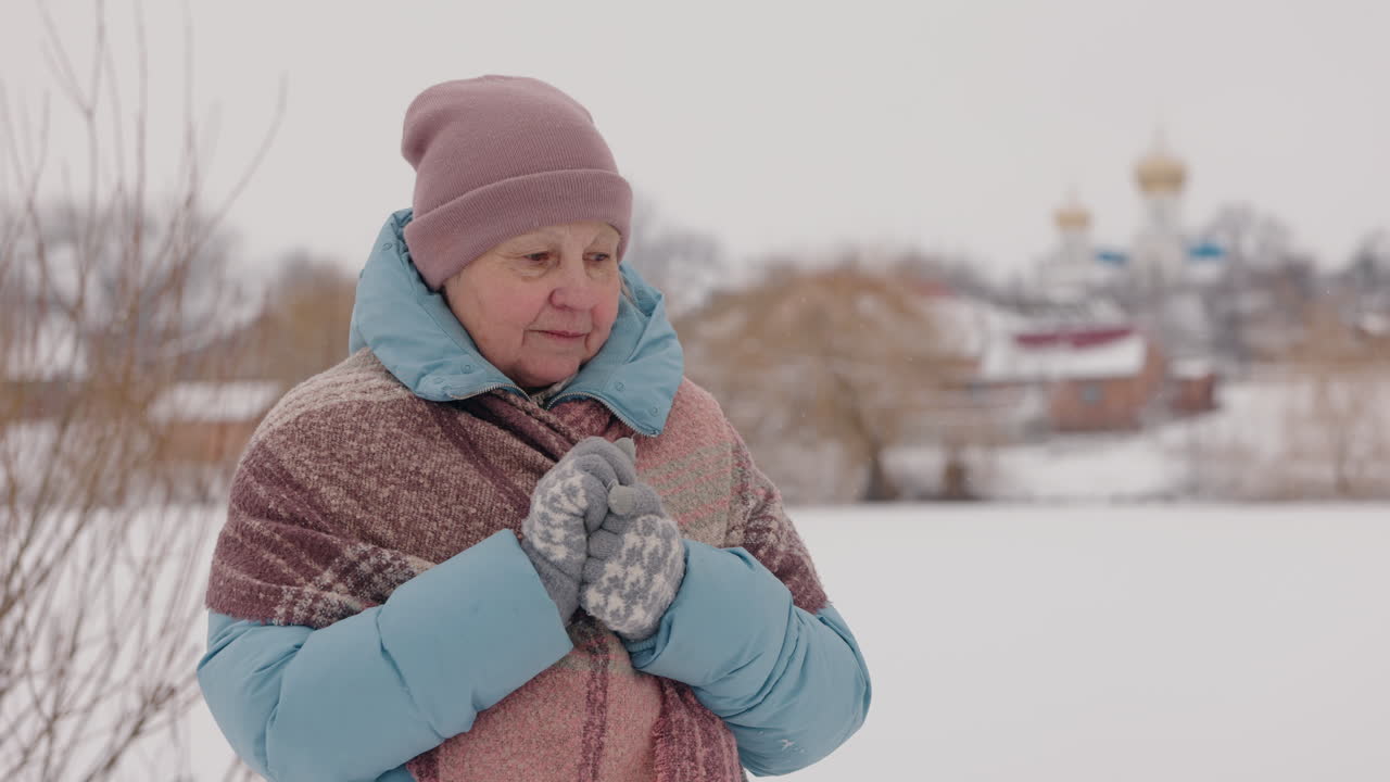 mujer anciana en el paisaje de invierno