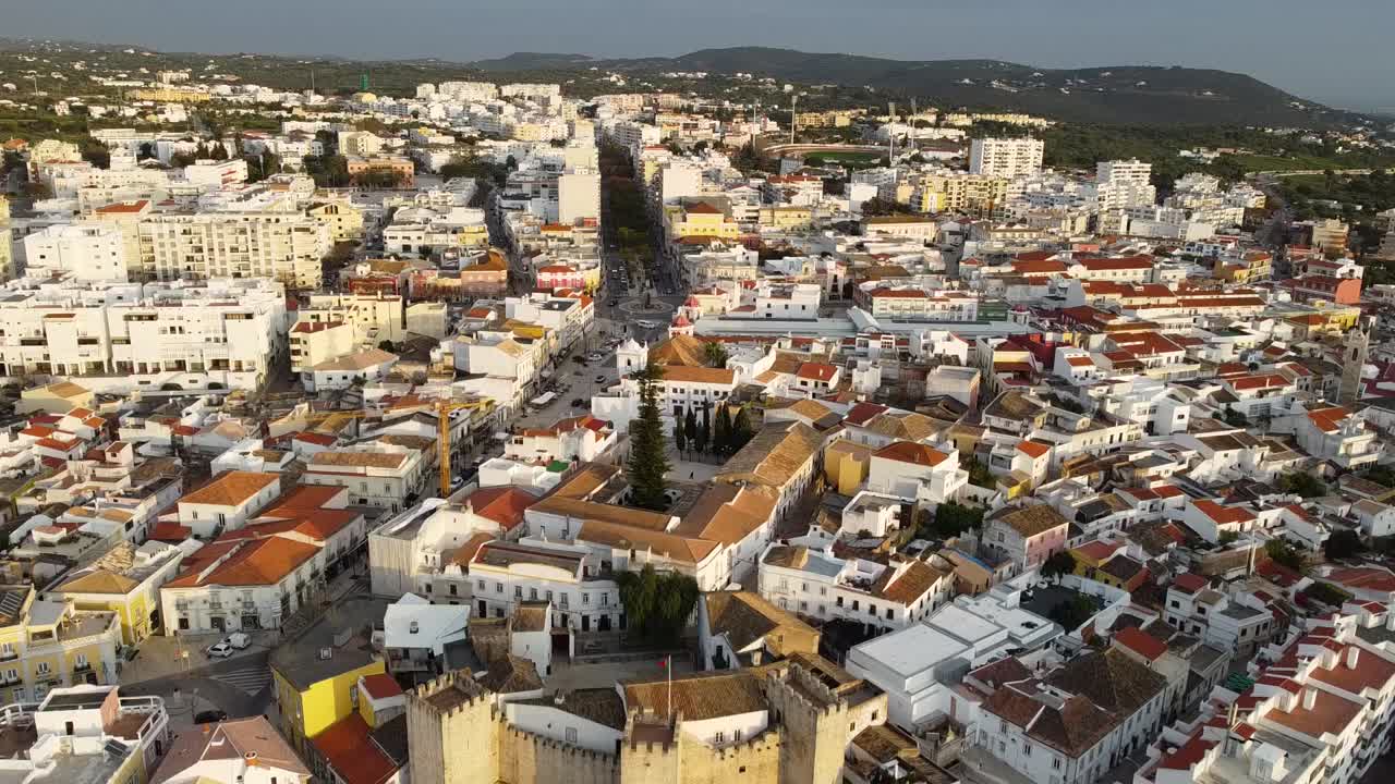 La città di Loulé in Portogallo vista dall'alto al tramonto