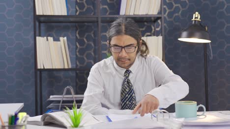 trabajador de oficina aburrido.