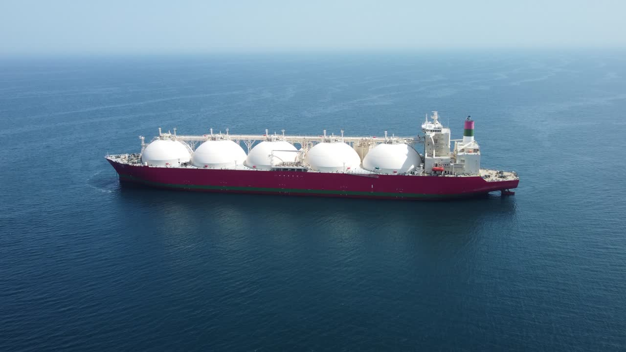 гигантский танкер с природным газом в море