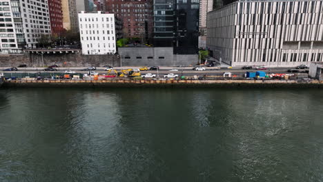 Aerial-tracking-shot-of-the-traffic-on-the-FDR-drive,-in-Lenox-hill,-New-York